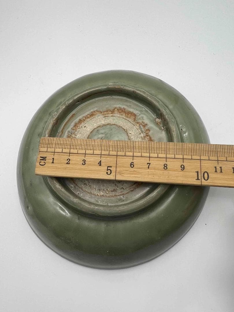 元時代　青磁　龍泉窯刻牡丹花盤　青磁皿　唐物　古賞物　時代物(E-84)