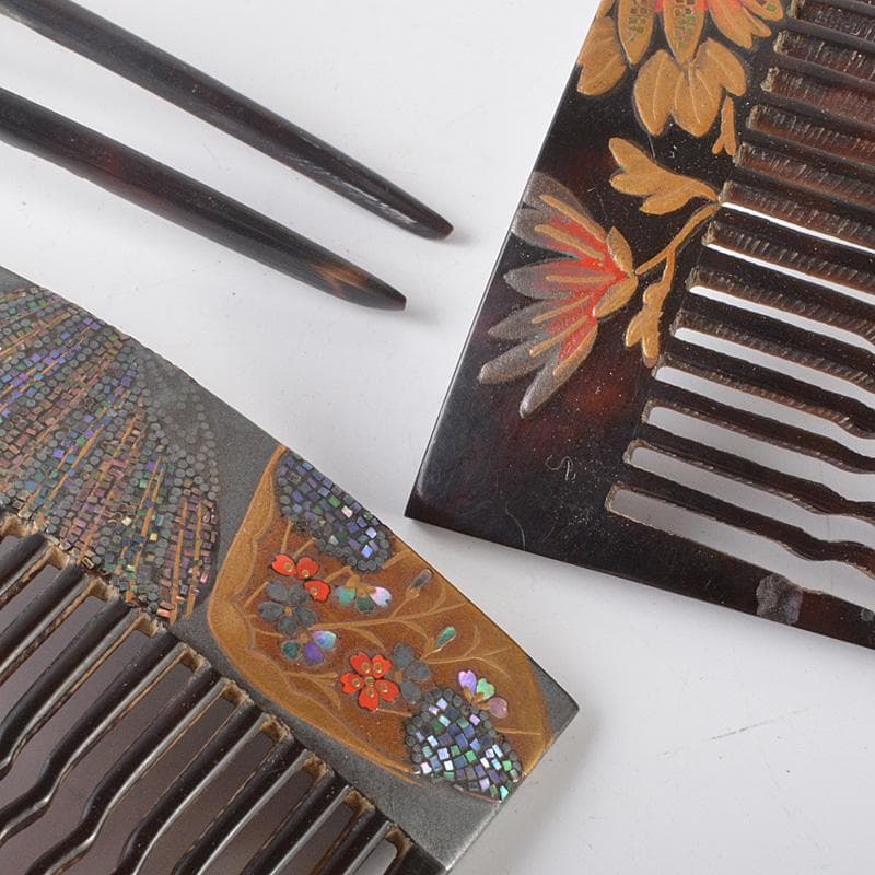 和装小物　黒漆　金蒔絵　螺鈿装飾　簪　櫛　在銘　3点まとめて　V　R6506