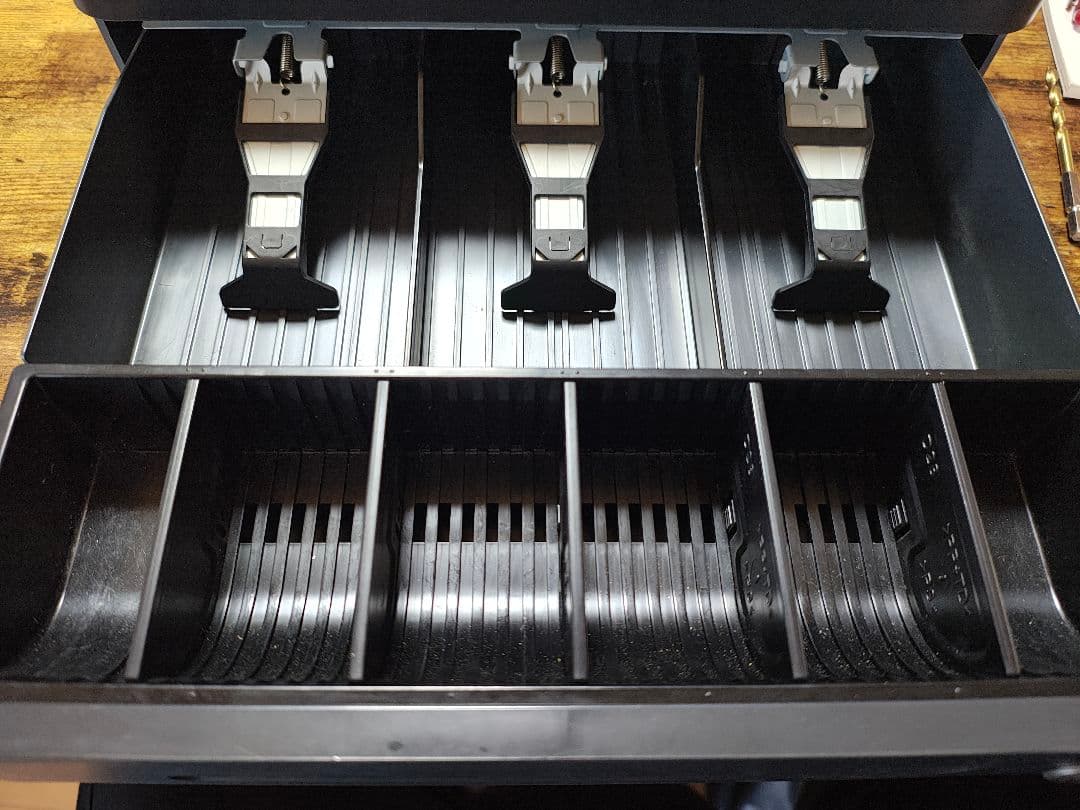 店舗用品 Roshan K.C.