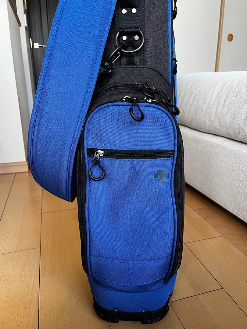 人気　超美品　デサントゴルフ スタンド型キャディバッグ 軽量2.6kg8.5型