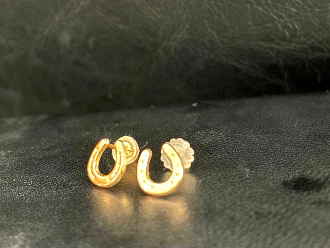 18金　ゴールド ホースシュー型 ピアス(両耳用)