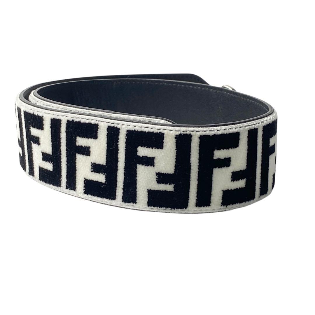 新品同様 フェンディ FENDI ズッカ ショルダーストラップ ファー