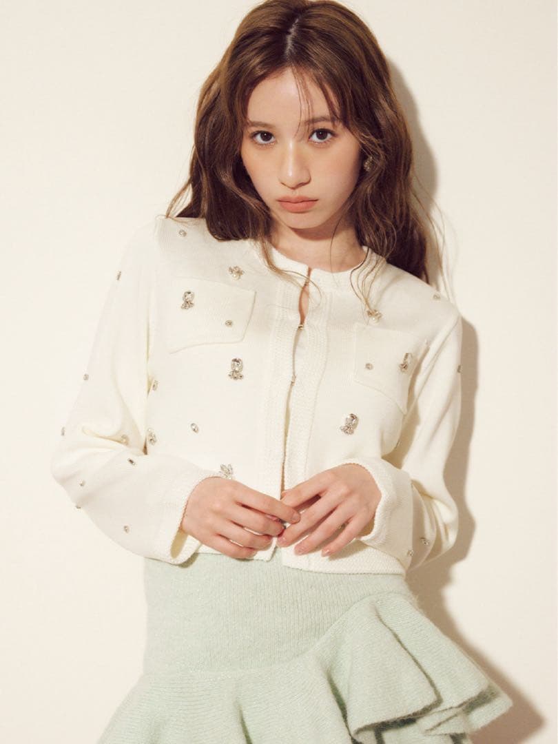 美品LILY BROWN マルチビジューノーカラーニットジャケット