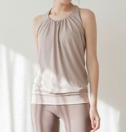 【新品タグ付】LAVA ヨガトップス　モカベージュ　Mサイズ　SUKALA