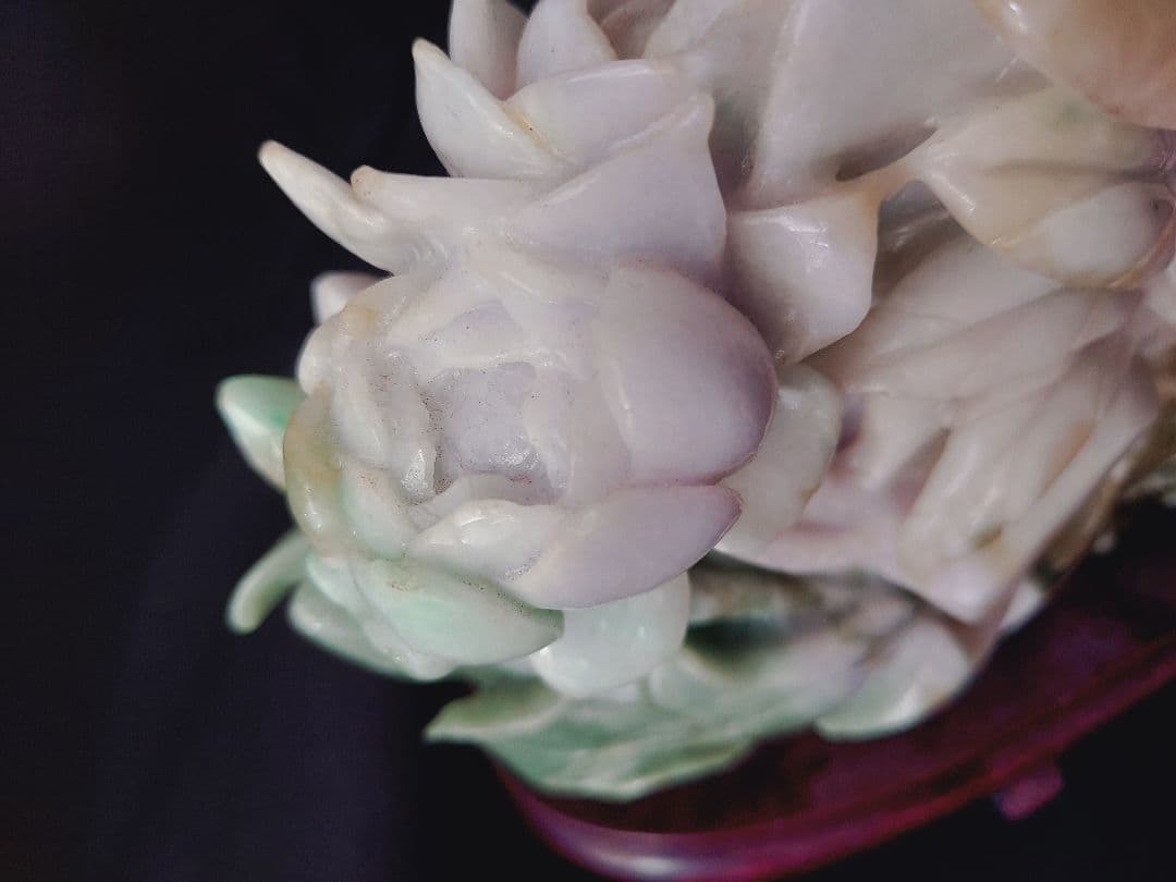 翡翠 蓮の花と鳥の彫刻　2861g　希少