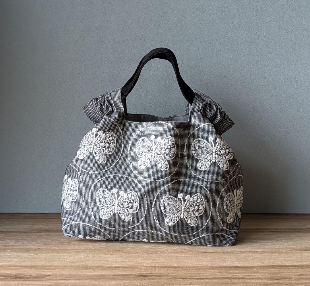 ミナペルホネンハンドメイドシャーリングバッグ（フォレストウイング、グレー、中）