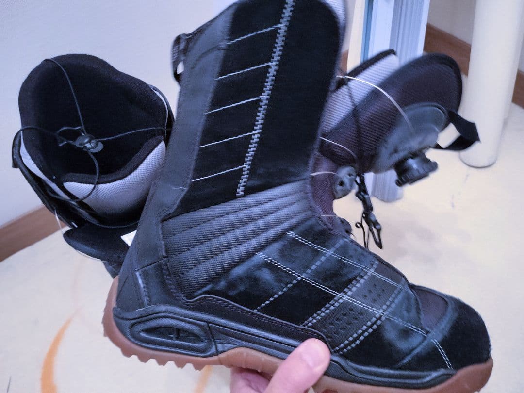 K2 スノーボードブーツ ブラック/グレー.表面バックスキンタイプ。