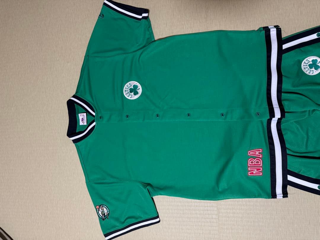 NBA セルティックスのウォームアップジャージ。かなりカッコいいです！