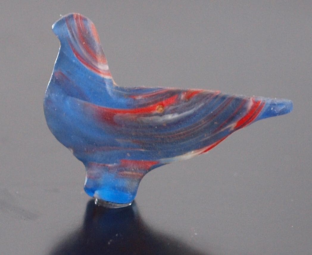 クリアな青など多色ガラス折込、平板状の鳥玉、イスラム期の名品900～1100年頃