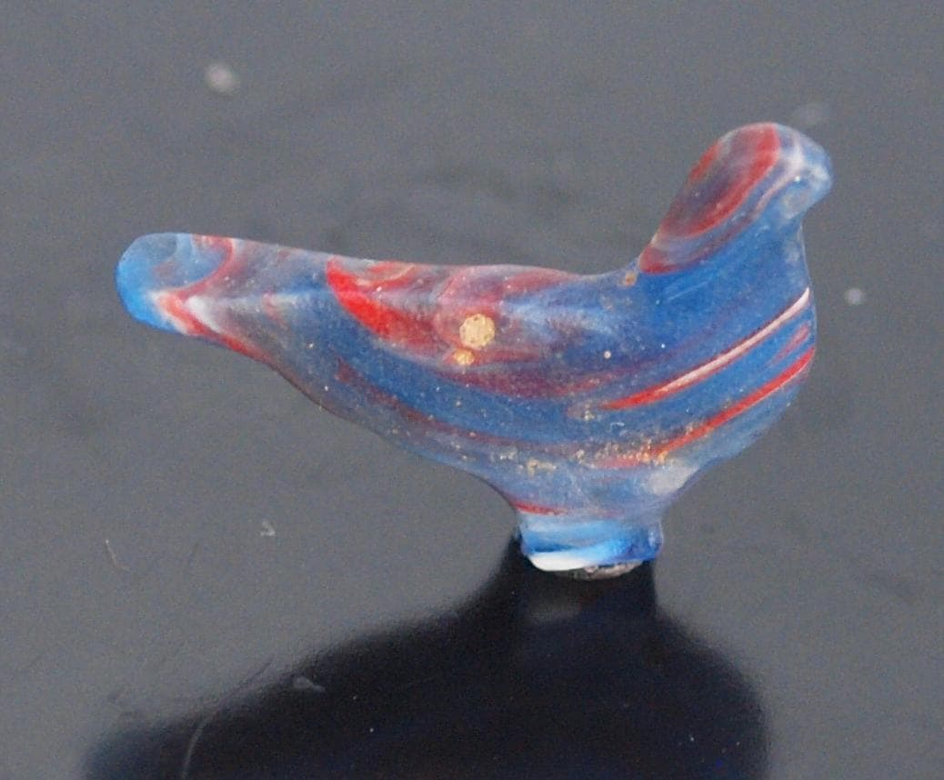 クリアな青など多色ガラス折込、平板状の鳥玉、イスラム期の名品900～1100年頃