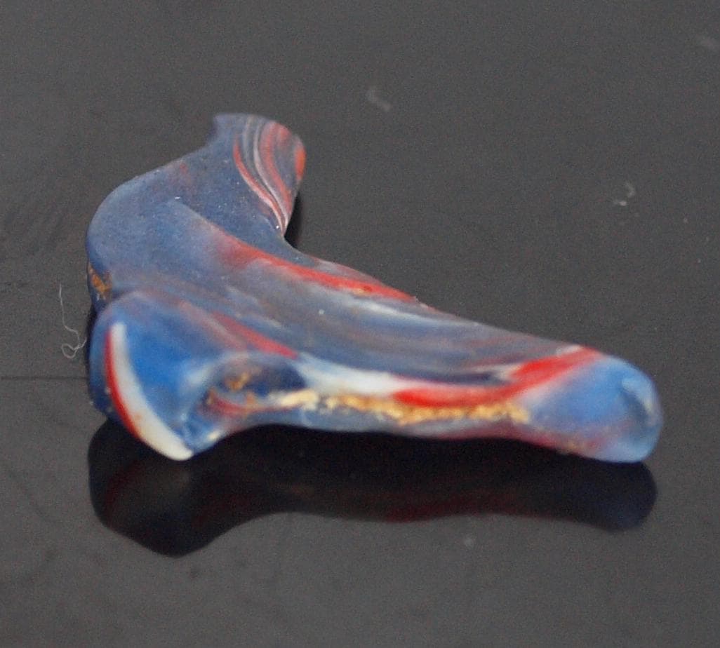 クリアな青など多色ガラス折込、平板状の鳥玉、イスラム期の名品900～1100年頃