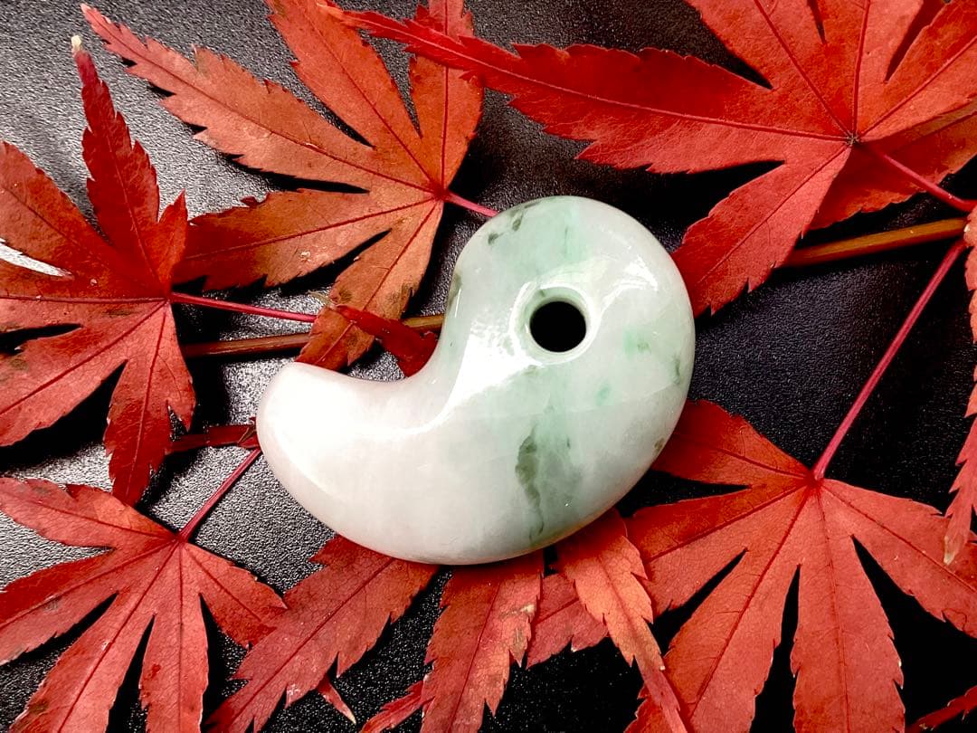 ✳摩訶不思議パワー　天然翡翠 淡いラベンダー色　糸魚川翡翠勾玉　本物を鑑別書付‼️