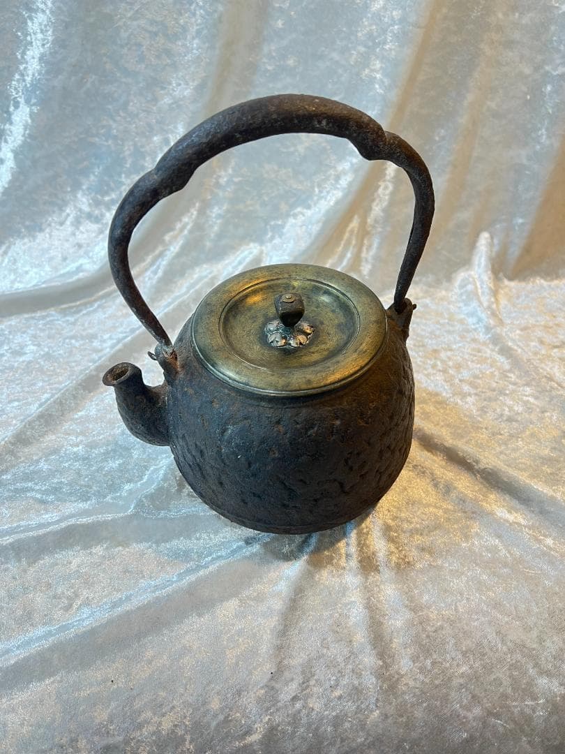 鉄瓶　真鍮の蓋　桜のデザインのつまみ