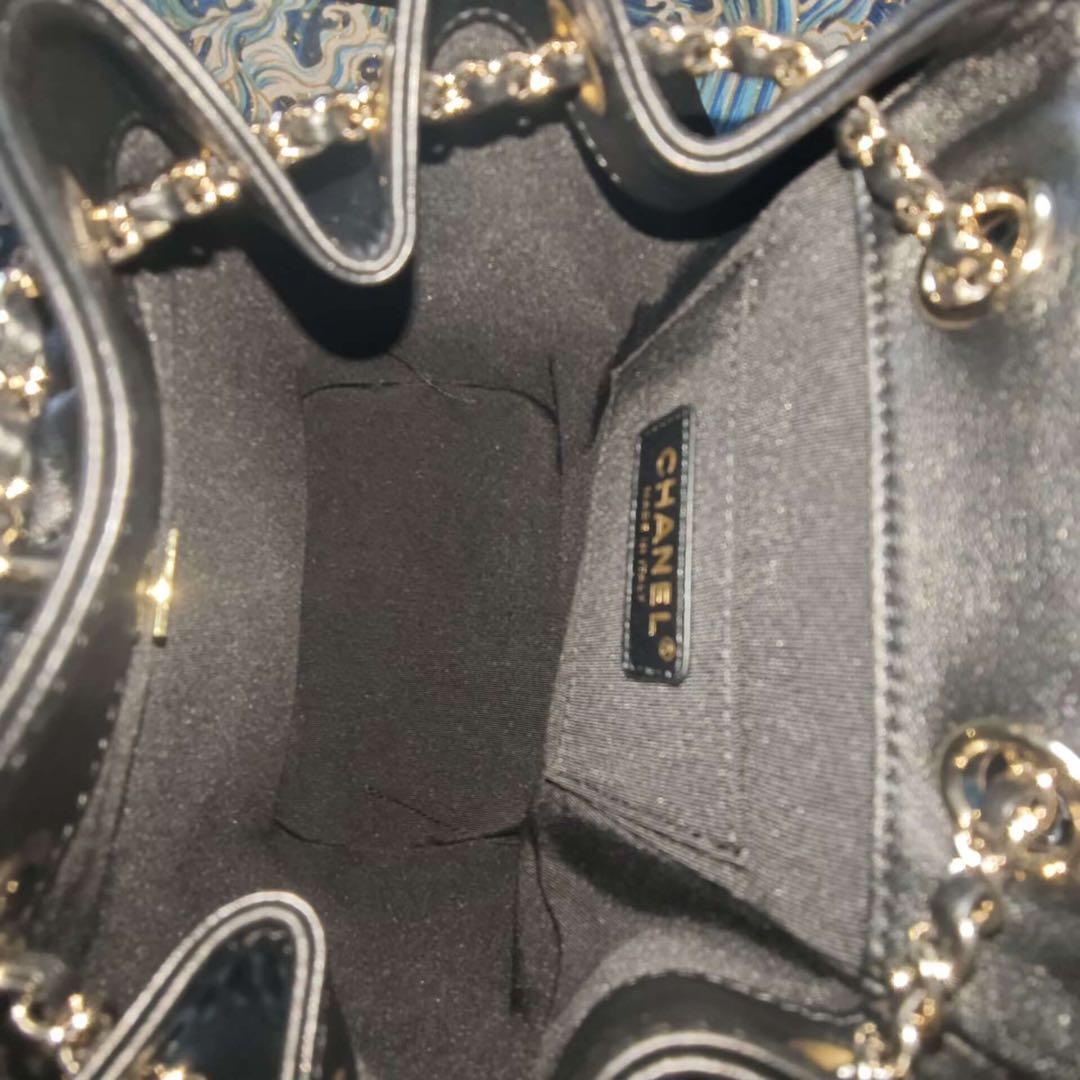 キルティングデザインのブラックリュック、ゴールドチェーン付き