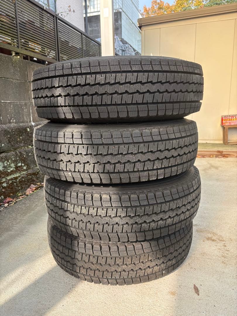 ￼ハイエースキャンパー冬タイヤアルミホイール付き