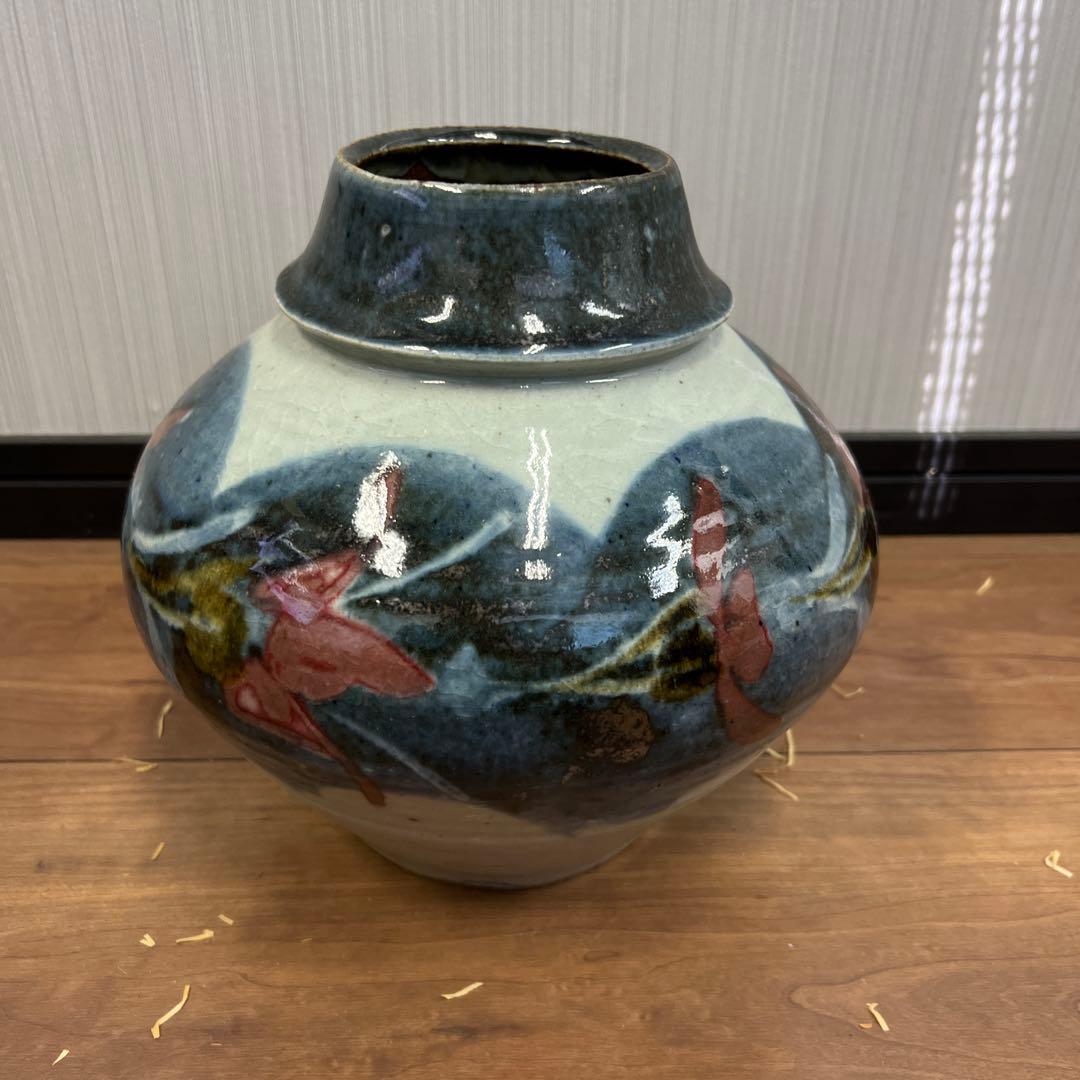 青白い花模様の陶器の壺