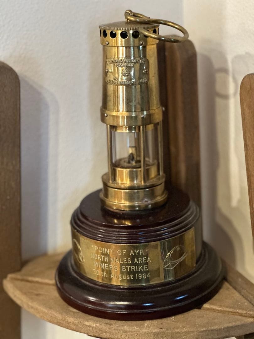 E.Thomas Williams 1984年ストライキを記念した台座