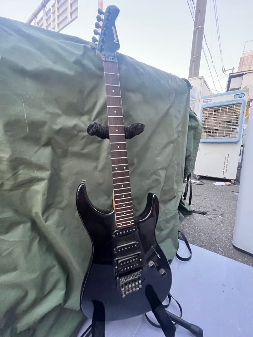 FERNANDESエレキギター 革のギターケース・新品弦6個　引取の方は2万円❗️