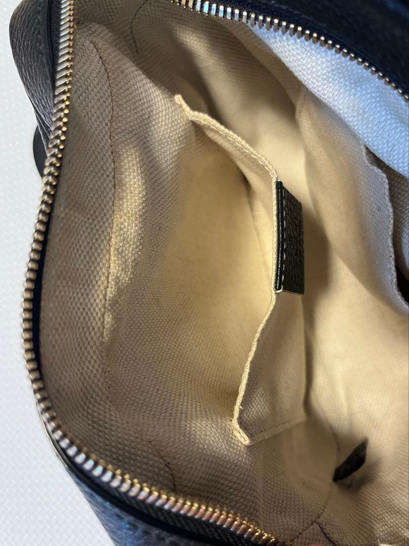 GUCCI ブラックレザー ショルダーバッグ