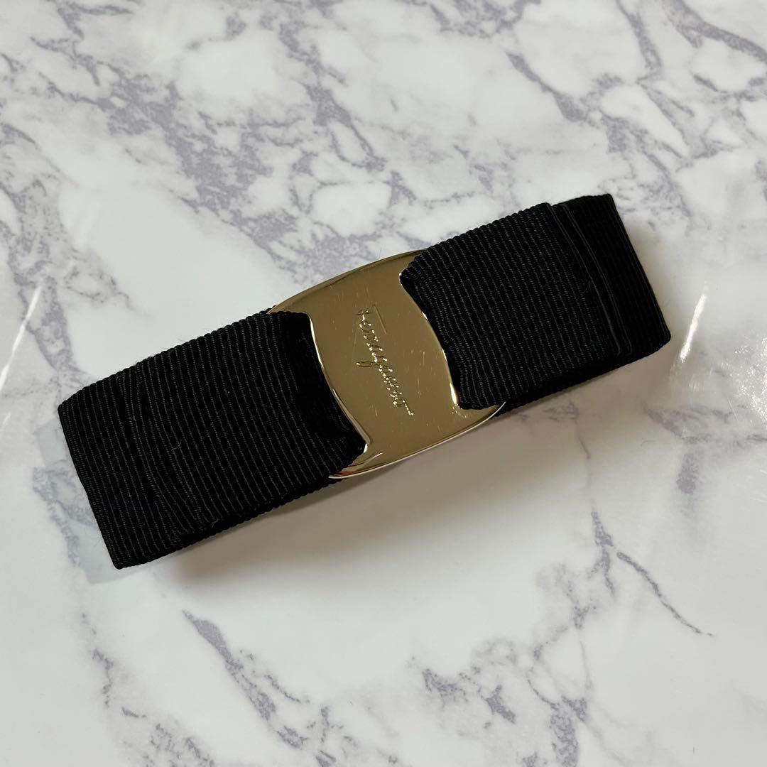 フェラガモ バレッタ　ブラック × ゴールド