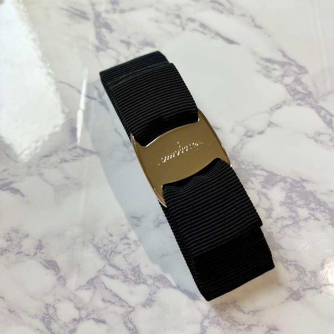 フェラガモ バレッタ　ブラック × ゴールド