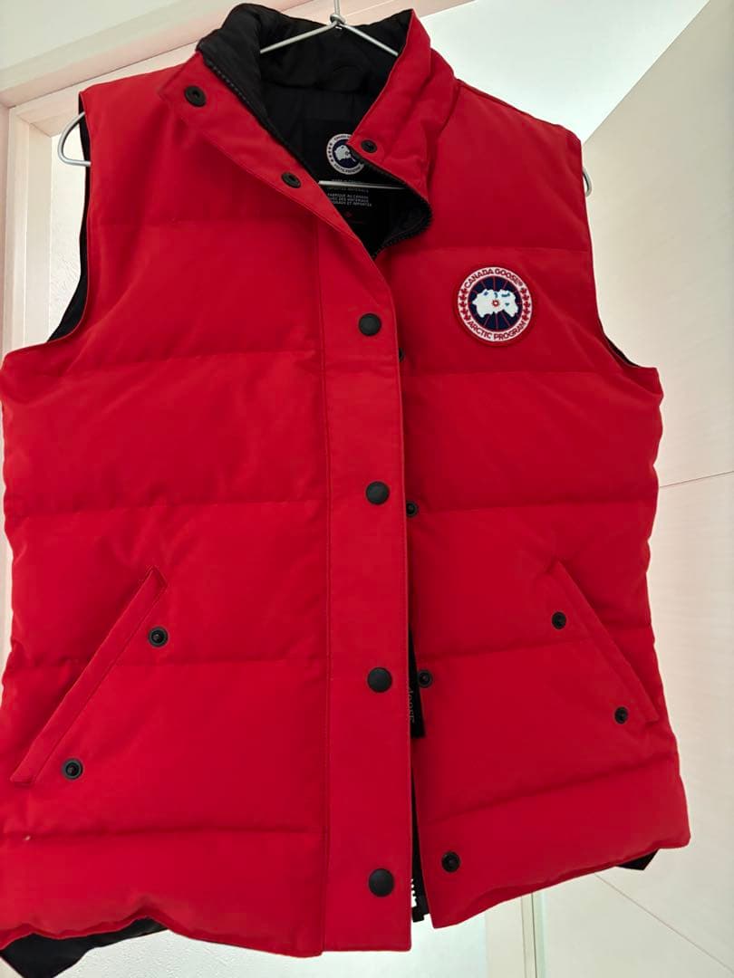   赤 ダウンベスト　美品　セール価格