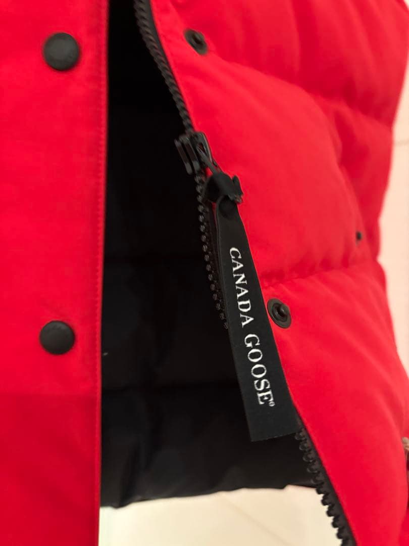   赤 ダウンベスト　美品　セール価格