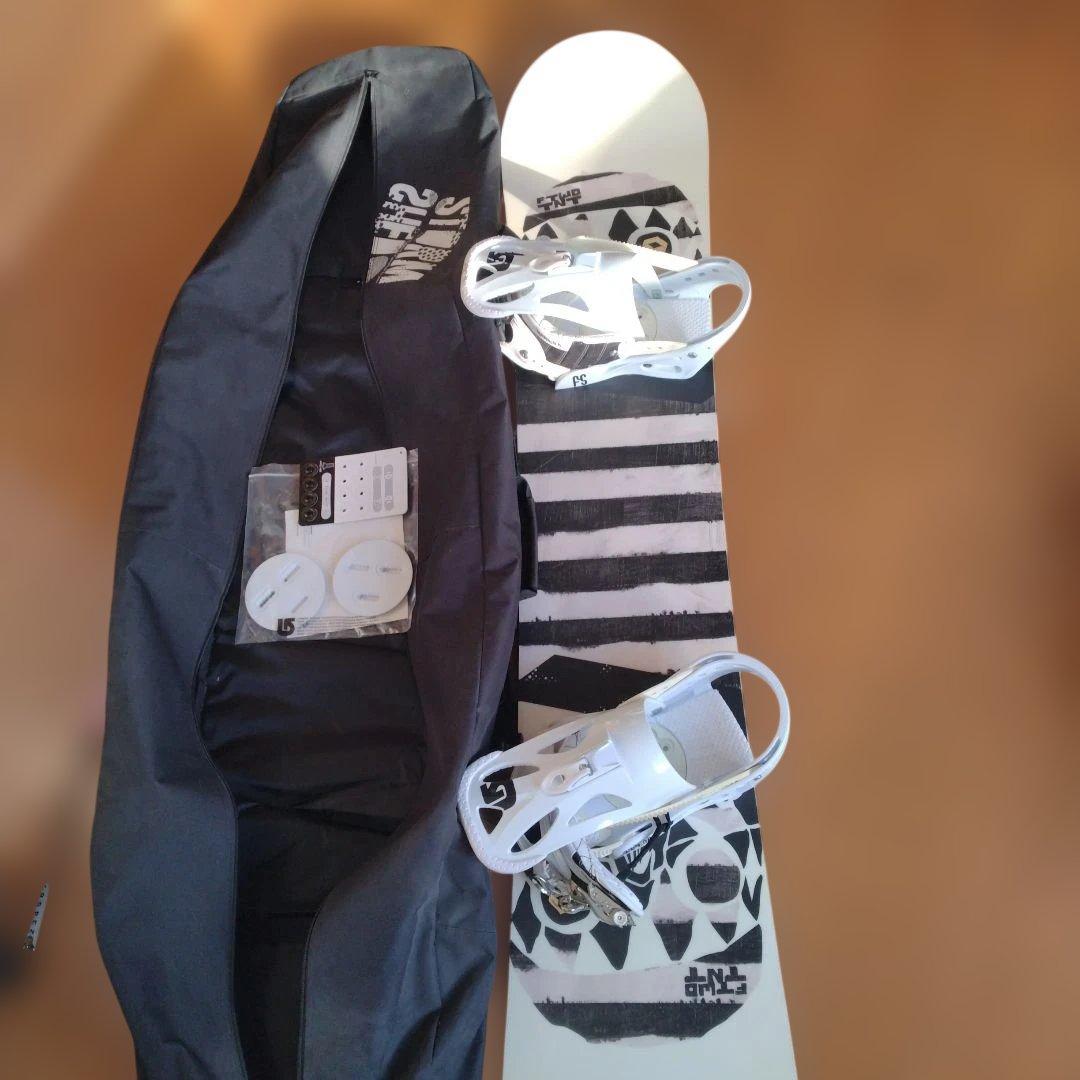 スノボ　スノーボード　白　BURTON　板　雪　レジャー　メンズ　訳あり