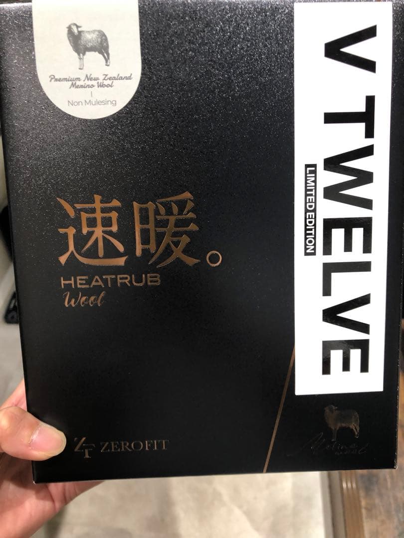 V12 メンズ冬物インナー　速暖　XLサイズ