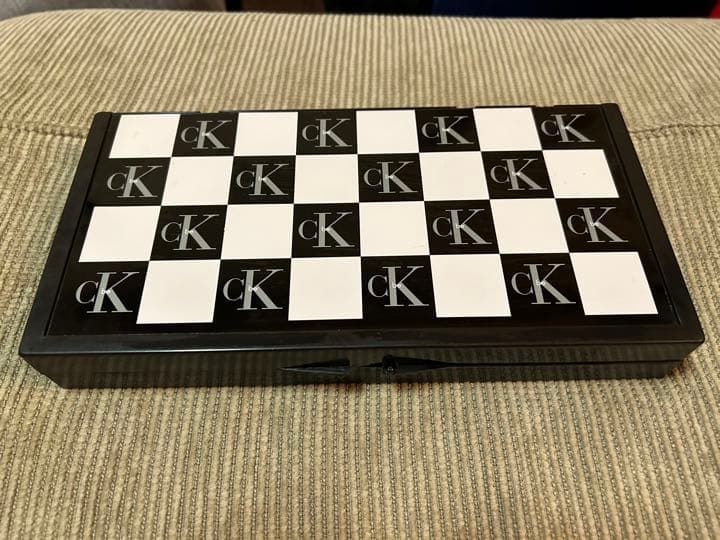 カルバン・クライン　ck-beチェス盤