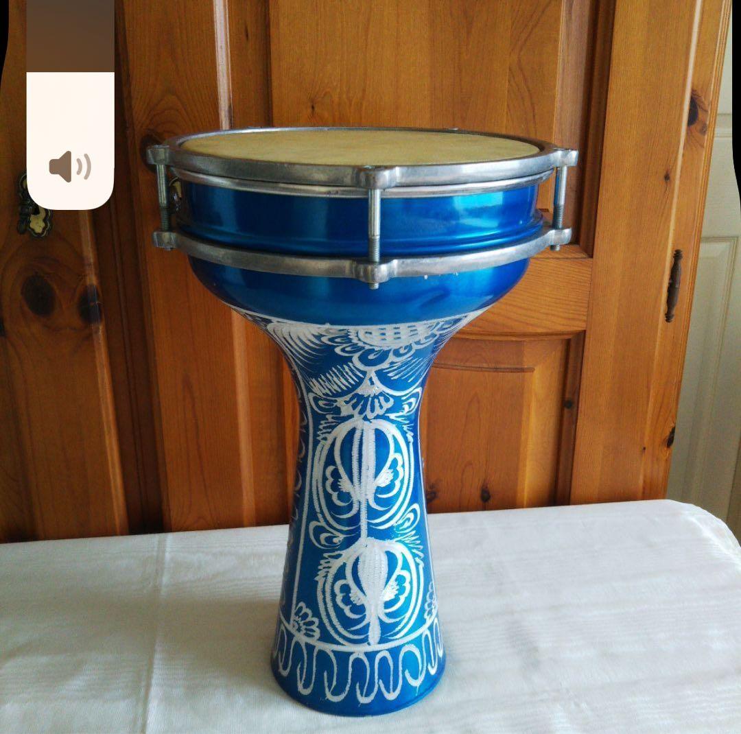 青い装飾模様のパーカッション楽器