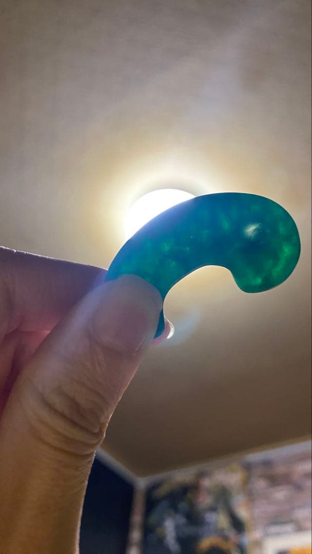 光に当てると模様が浮かび上がり綺麗です。オーラまとってる勾玉です。