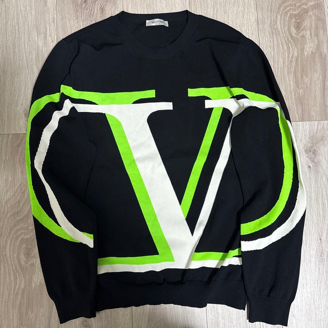 VALENTINO ブラック ネオングリーン Vロゴ