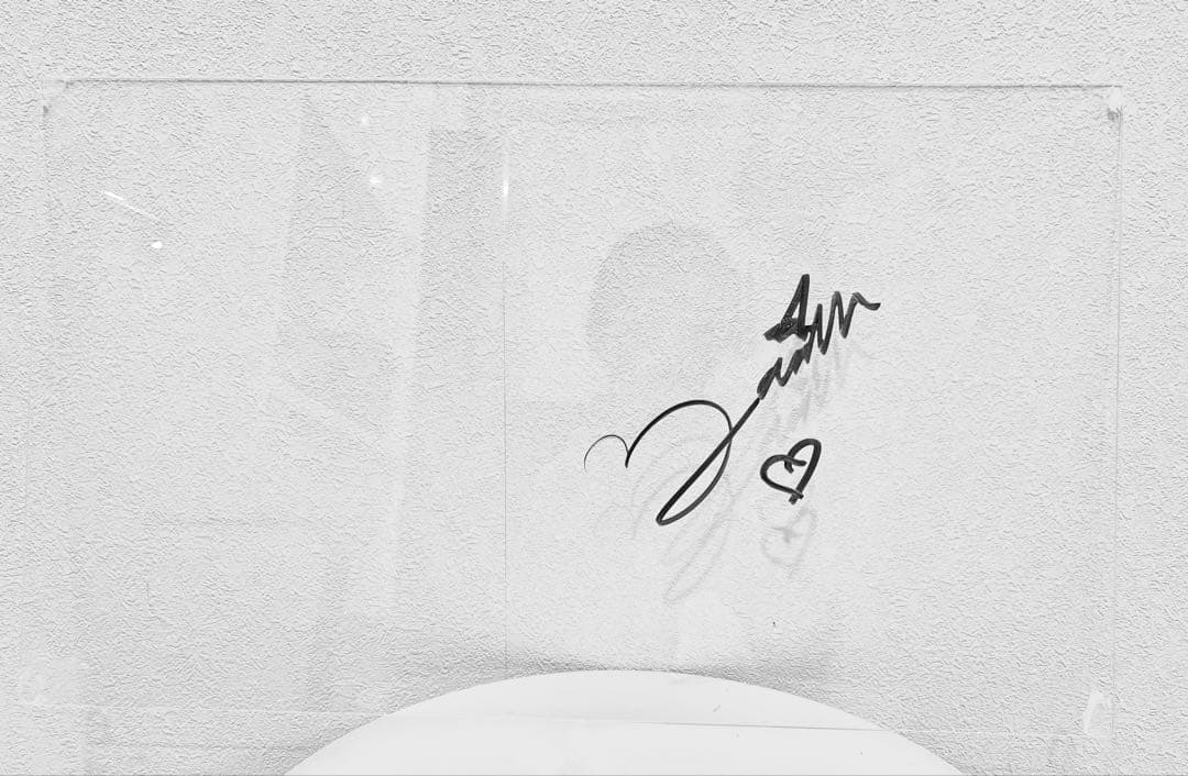 NewJeans アクリルプレート（サイン入り）