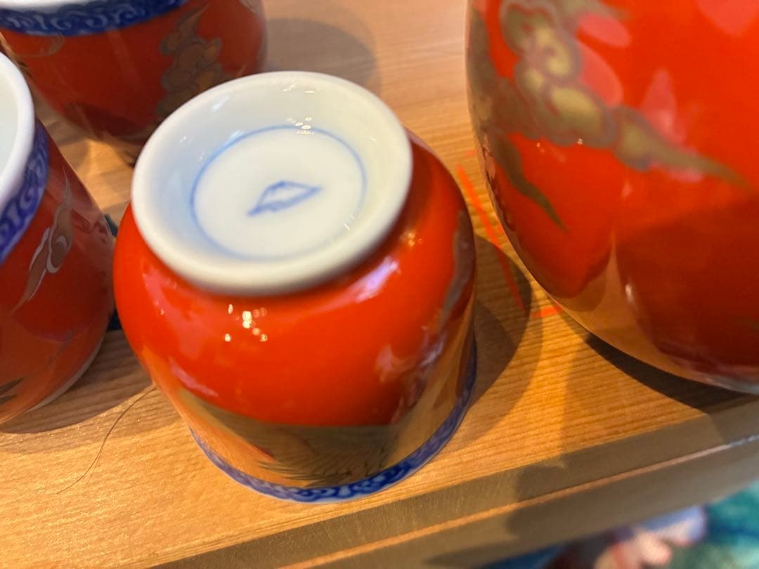 深川製磁　酒器揃えと茶器　染錦手波鶴紋 宮内庁御用達 慶びの器 有田焼 赤絵金彩