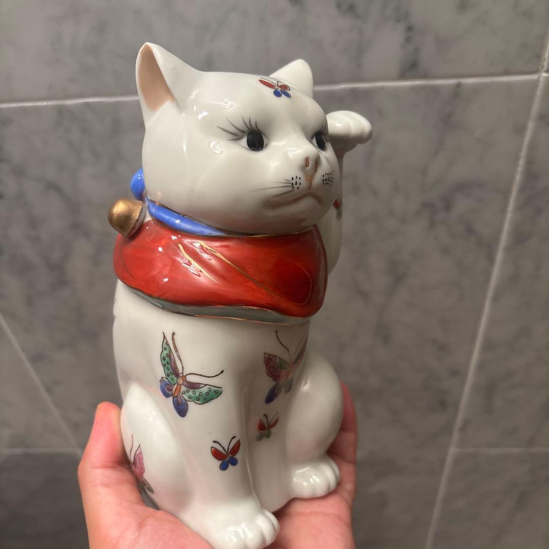 アンティーク作家さんもの瞳が神秘的でまつ毛、体の色彩豊かな蝶々が美しい招き猫