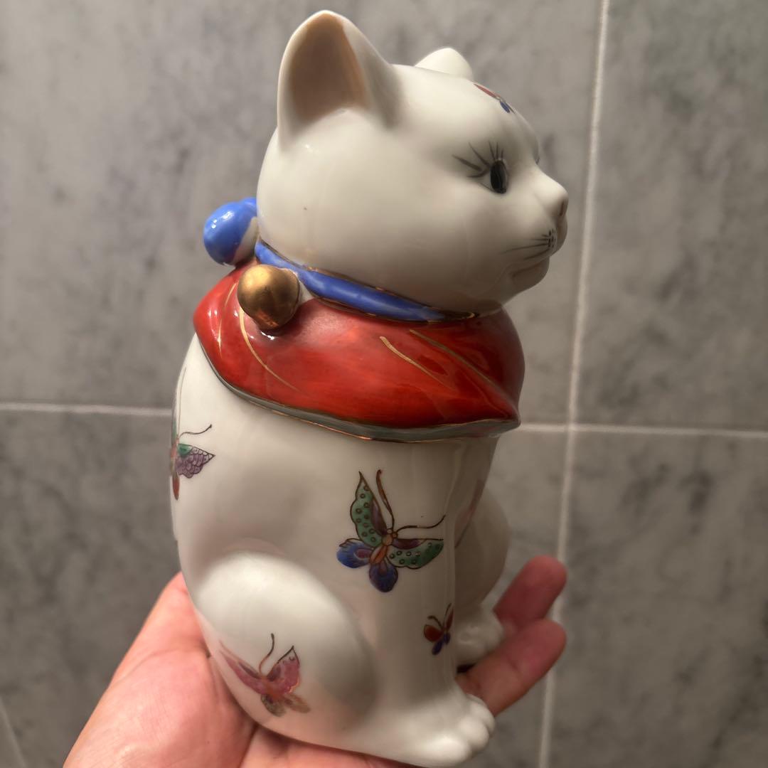 アンティーク作家さんもの瞳が神秘的でまつ毛、体の色彩豊かな蝶々が美しい招き猫