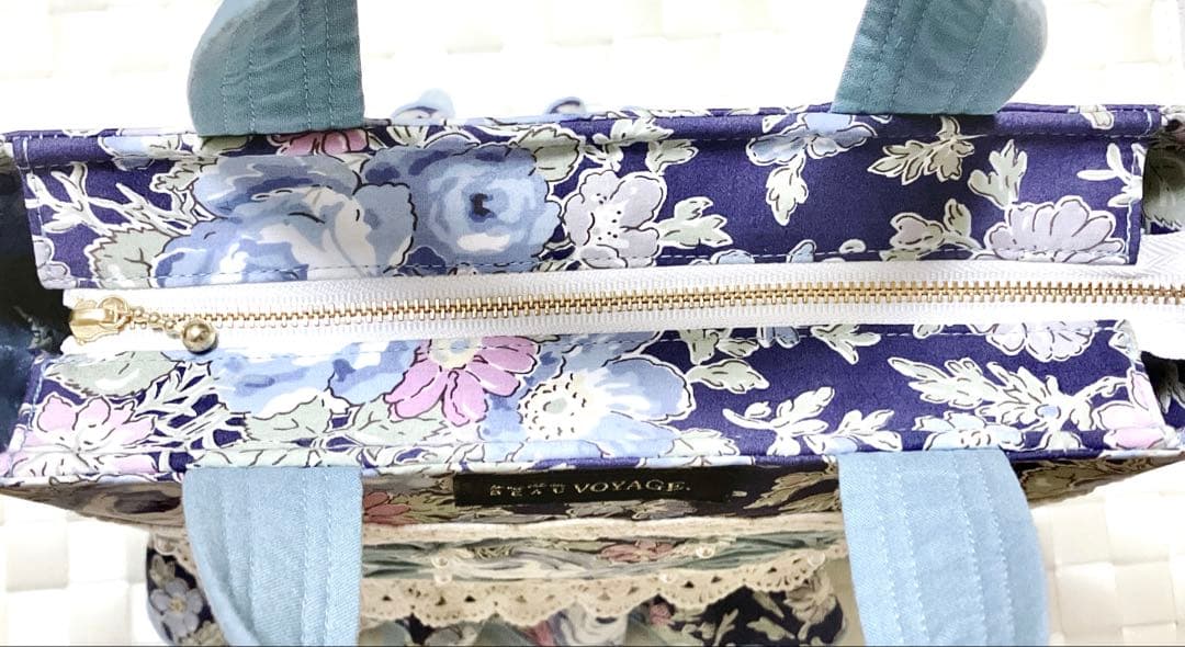 ゆみ❣️ カテドラルウィンドウ リバティ ローズエレン 手刺繍薔薇