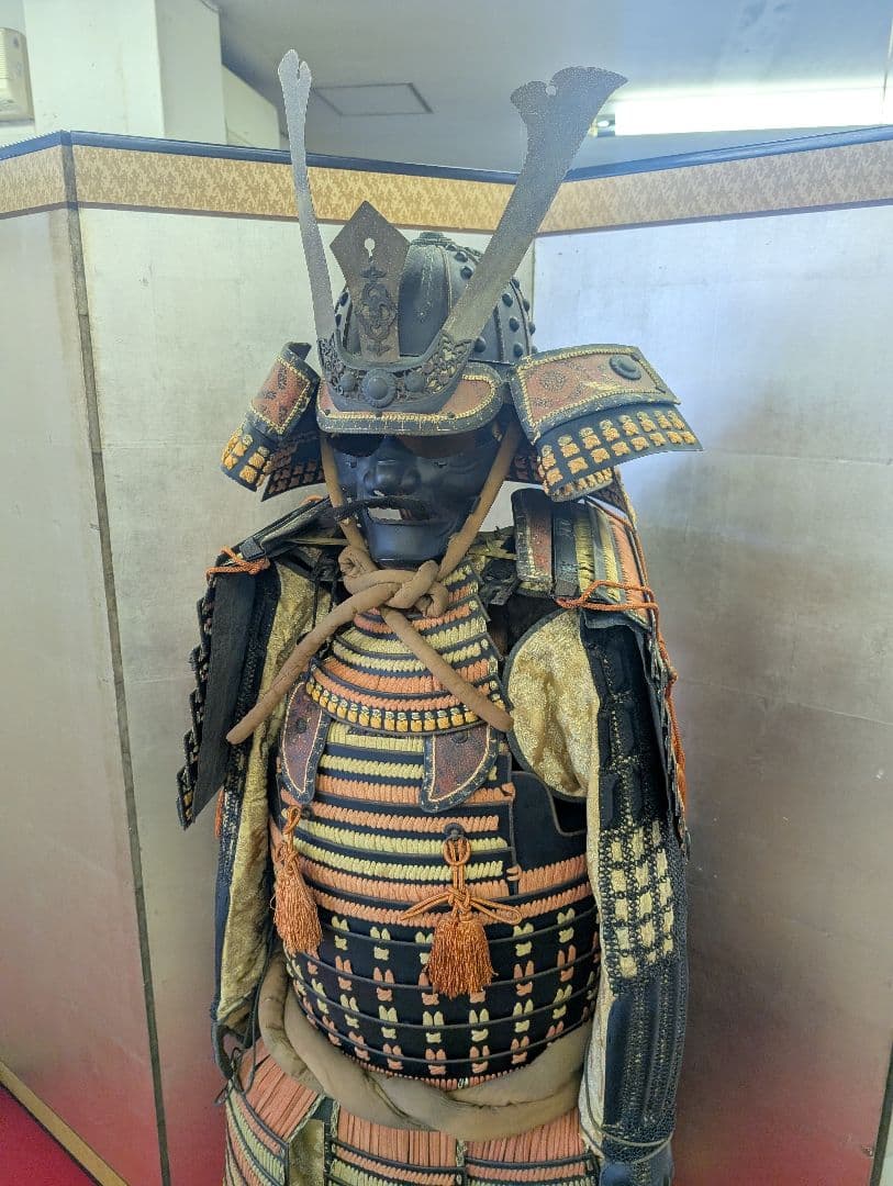 等身大 甲冑 鎧兜 鎧一式 甲冑 鎧櫃 鎧立付 面頰 赤糸大縅鎧 全高171cm