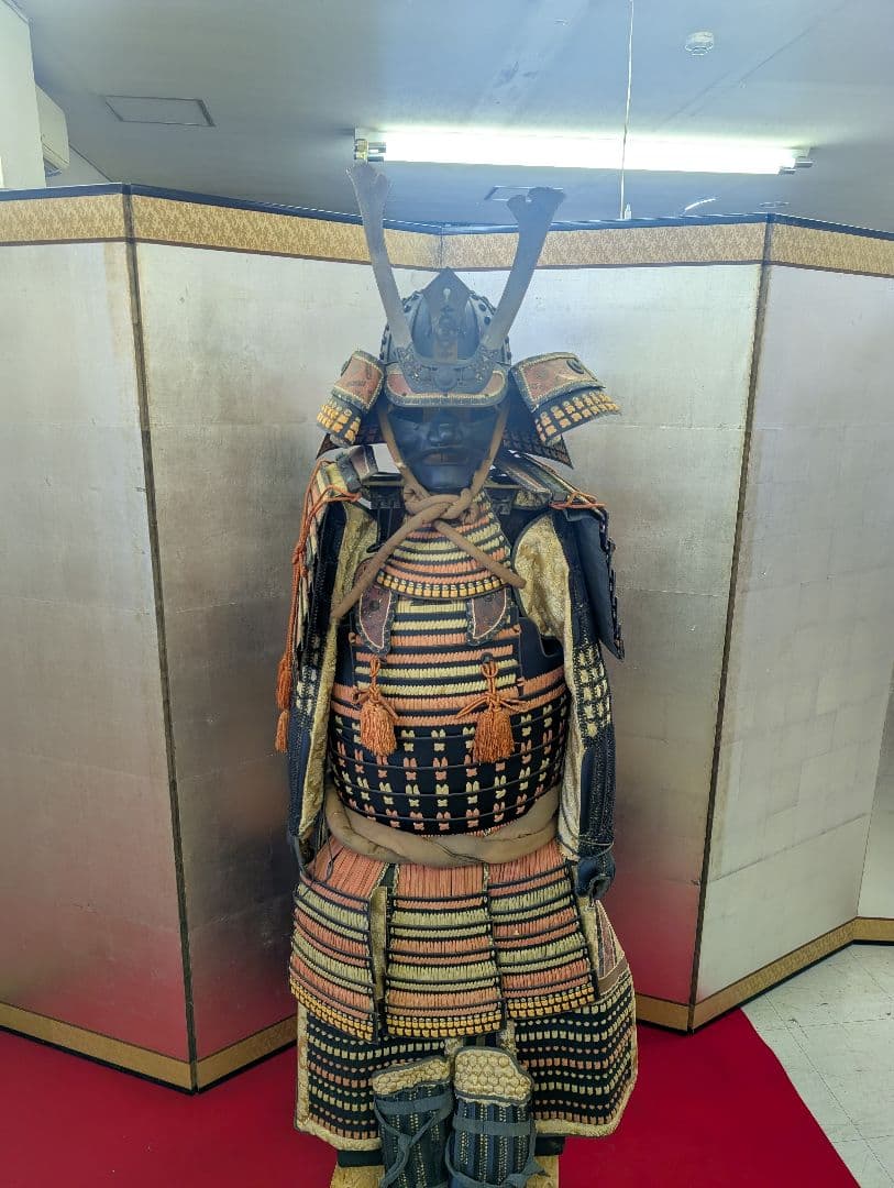 等身大 甲冑 鎧兜 鎧一式 甲冑 鎧櫃 鎧立付 面頰 赤糸大縅鎧 全高171cm