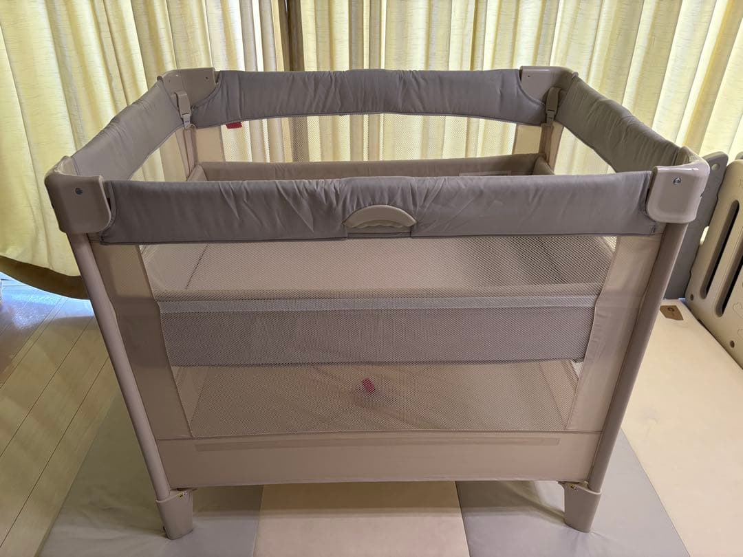 アップリカ ココネルエアーAB ホワイトグレー　ベビーベッド