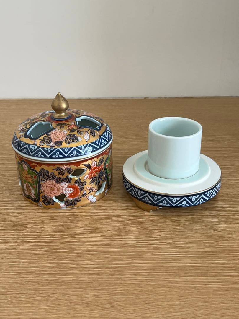 極錦金彩古伊万里　花柄陶器香炉 金色の蓋付き　未使用