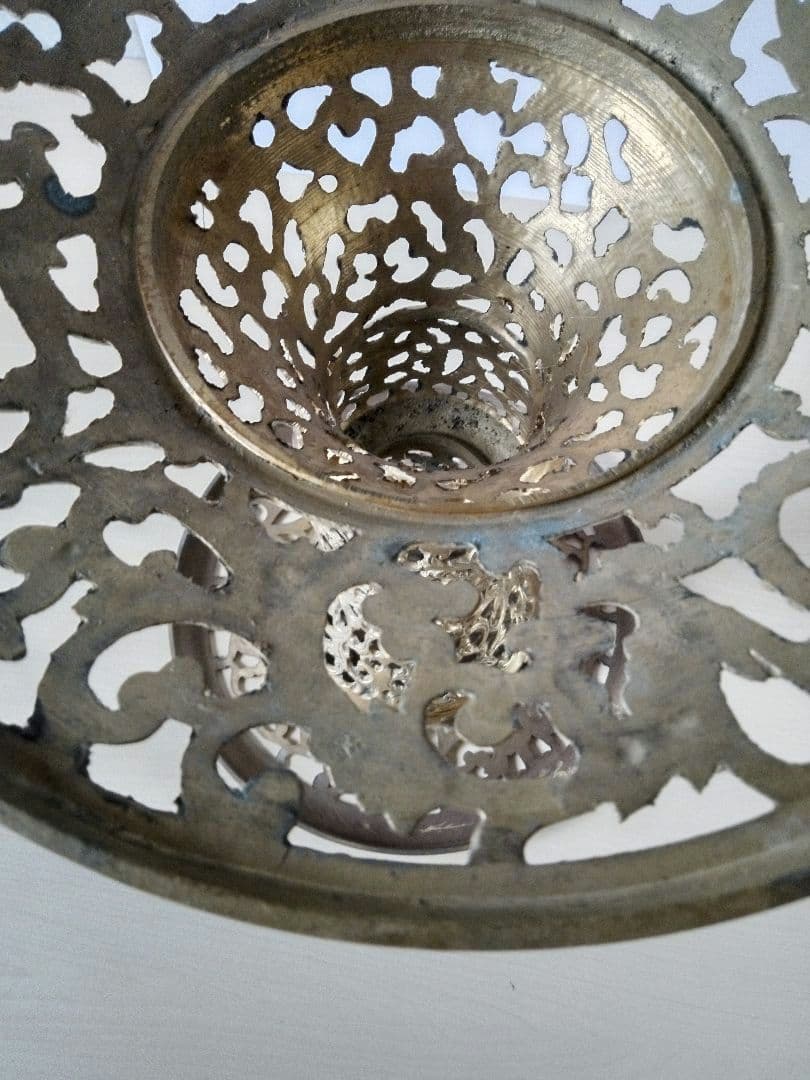 ヴィンテージ装飾の真鍮製　透かし彫り　サイドテーブル　プラントスタンド