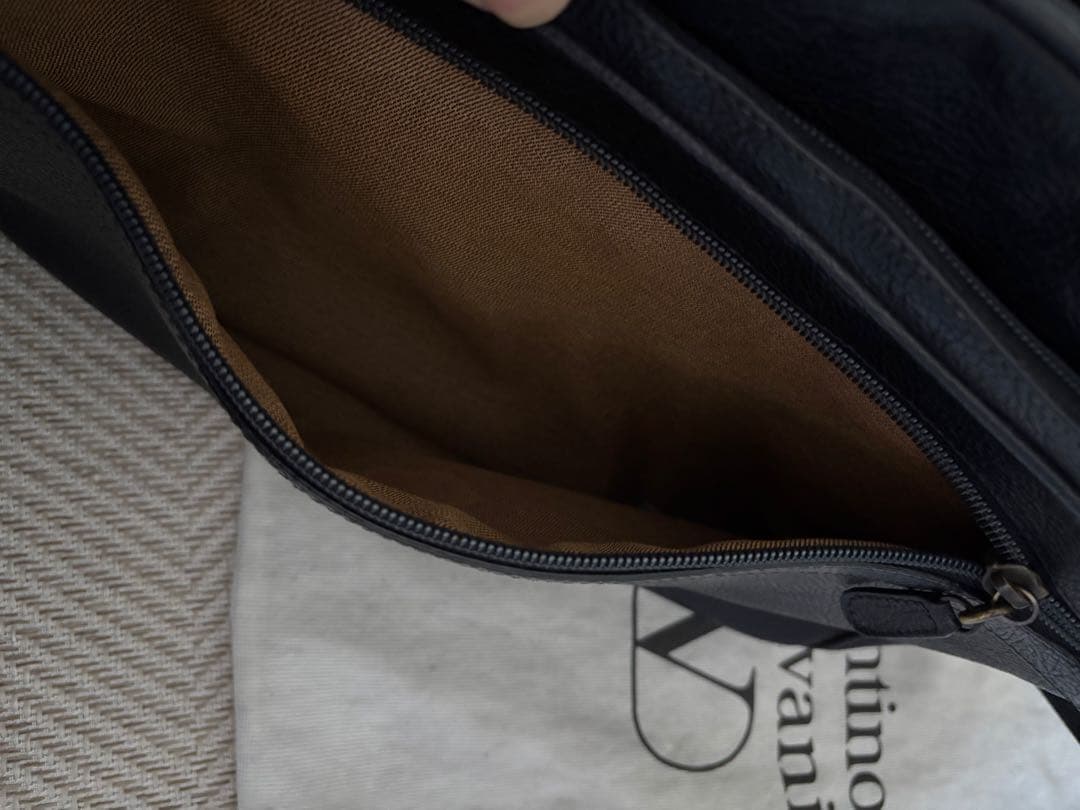 valentino garavani 黒 レザー ショルダーバッグ