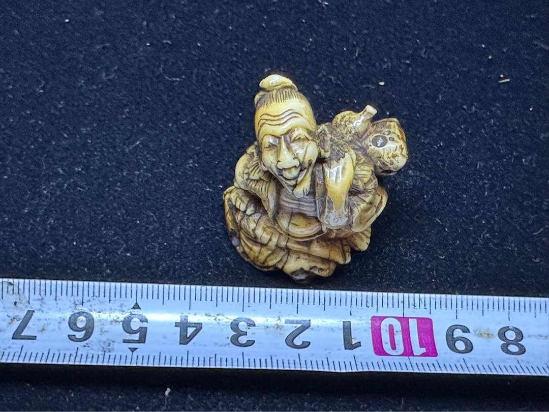 極上　根付　海象　セイウチ　仙人　天然素材　彫刻 置物　細密細工　骨董