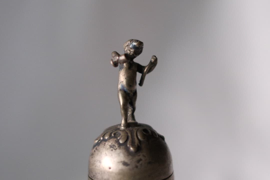 フランスアンティーク｜卵の上のプットー