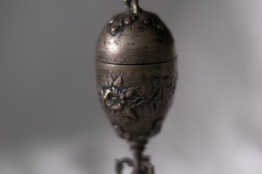 フランスアンティーク｜卵の上のプットー