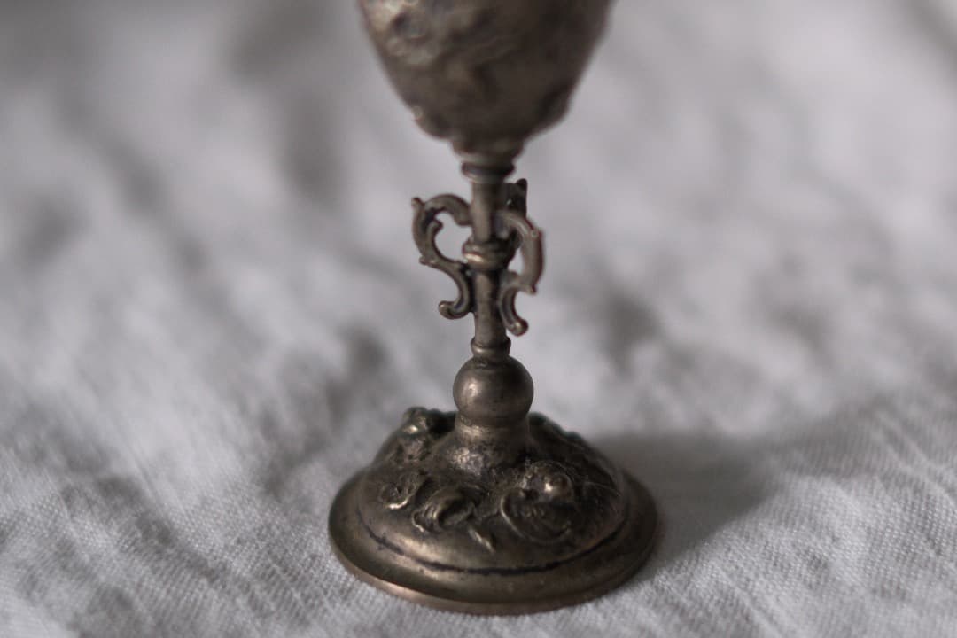 フランスアンティーク｜卵の上のプットー