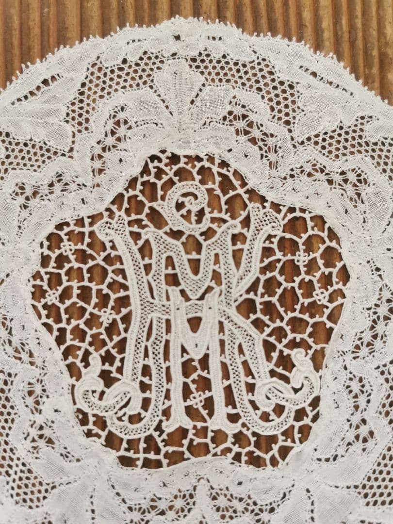 アンティーク ポワンドパリ 桜草 オーキッド イニシャルKＭ 鳥刺繍 ドイリー