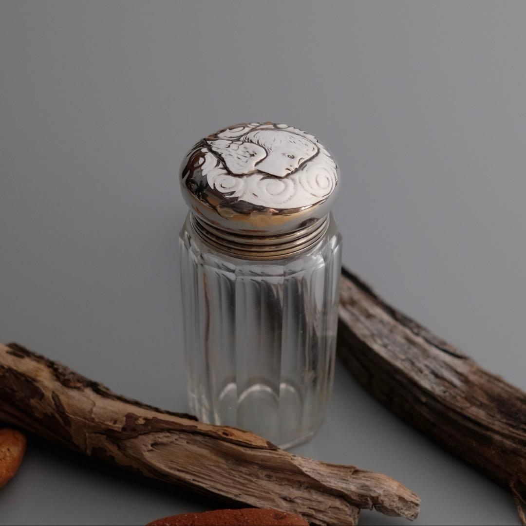 1900年製のイギリス・ロンドンの純銀蓋付きカットガラス容器